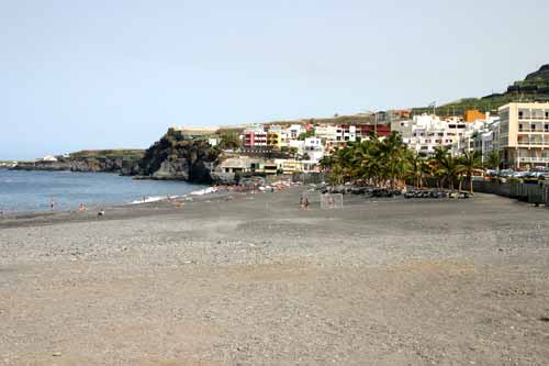 Kein Platz mehr frei am Strand von Puerto de Naos