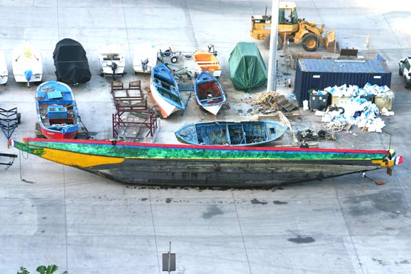 Ein so genanntes Cayuco, schnelles und schmales westafrikanisches Fischerboot, mit welchem sich die Flüchtlinge meist auf den Weg zu uns machen