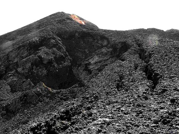 Südkrater im Duraznero. Hier begannen die San Juan Eruptionen. Im Hintergrund der Deseada. Photo von René Bouillon