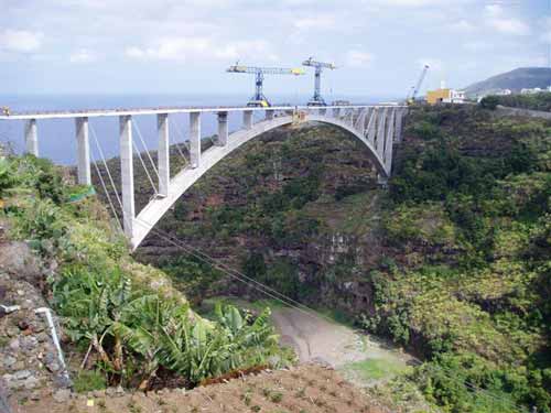 Im Nordosten der Insel La Palma entsteht eine der größten Bogenbrücken Europas