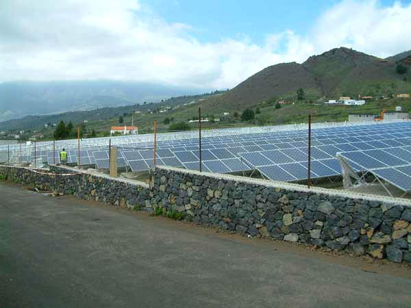 Fotovoltaikanlage bei San Nicolas auf La Palma, rechts die Montaña rajada