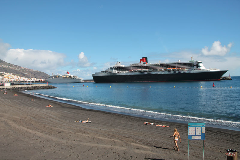 Die Queen Mary 2 im Hafen von Santa Cruiz de La Palma