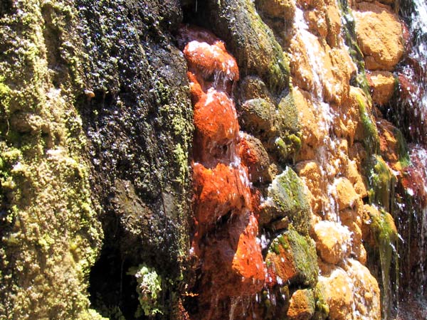 Farbenwasserfall in der Caldera da Taburiente