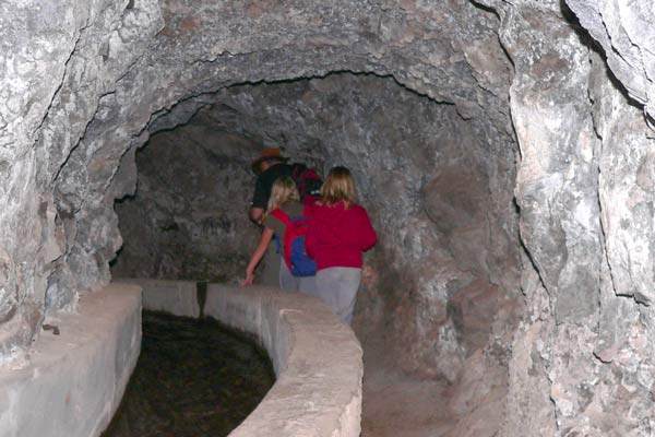Einer der Tunnel bei der Quellenwanderung
