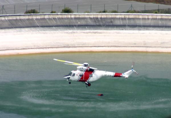 Sokol-Hubschrauber der Birf über dem großen Speicherbecken von Los Llanos