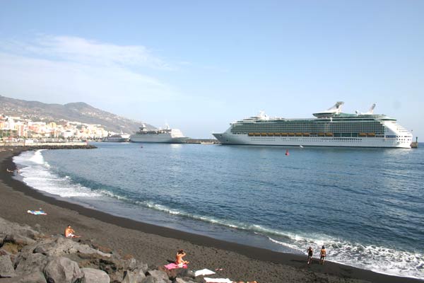 Kreuzfahrer im Hafen von Santa Cruz de La Palma